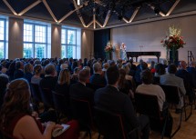 Landeshauptfrau Johanna Mikl-Leitner eröffnet den neuen Rudolf-Buchbinder-Saal in der Reitschule Grafenegg.