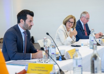 Landeshauptfrau Johanna Mikl-Leitner (m.), LH-Stellvertreter Udo Landbauer (l.) und LH-Stellvertreter Stephan Pernkopf (r.).