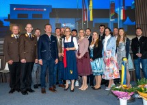 Feierliche Eröffnung: Landesfeuerwehrkommandant Dietmar Fahrafellner, Mannsdorfs Feuerwehrkommandant Markus Unger, Bürgermeister Christoph Windisch und Landeshauptfrau Johanna Mikl-Leitner (vorne von links) mit dem Mannsdorfer Gemeinderats-Team.