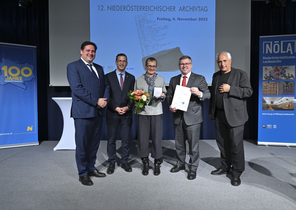 Bürgermeister Stefan Szirucsek, Archivdirektor Roman Zehetmayer, Ulrike Scholda, Landesrat Ludwig Schleritzko, Laudator Hans Hornyik.