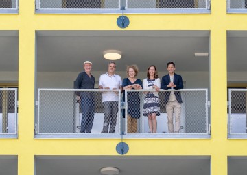 (v.l.n.r.) Architekt Kurt Sattler (Gesellschafter von Architects Collective ZT-GmbH), Franz Marenich (Regionalleiter NÖ Süd), Sozial-Landesrätin Christiane Teschl-Hofmeister, Sabine Benczur-Juris (Bereichsleitung für Menschen mit Behinderung) und Caritasdirektor Klaus Schwertner.