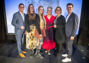 Beim Jubiläum 150 Jahre Tischlerei Fürst (v.l.n.r.): Patrick Strobl, Bürgermeister Melk, Marie, Fany und Martina Fürst, Landeshauptfrau Johanna Mikl-Leitner und Lukas Fürst.