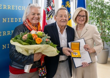 Uta und Wolfgang Ambros mit Landeshauptfrau Johanna Mikl-Leitner bei der Ehrenzeichenverleihung im Landhaus.
