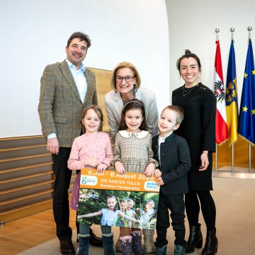 (v.l.) Franz Gruber (Geschäftsführer Die Garten Tulln) , Landeshauptfrau Johanna Mikl-Leitner und Claudia Suppaner (ferien4kids) mit Isabell, Greta und Thomas.