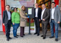 Bürgermeister Ewald Gorth, Kauffrau Anita Hiesel, Landeshauptfrau Johanna Mikl-Leitner, Geschäftsführer Julius Kiennast, Wolfgang Ecker, Präsident der Wirtschaftskammer Niederösterreich, und Vizebürgermeister Franz Gleiß vor dem Hybrid Nah&Frisch in Inzersdorf. (v.l.n.l.r.)