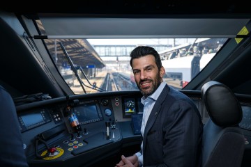 LH-Stellvertreter Udo Landbauer in der neuen Westbahn