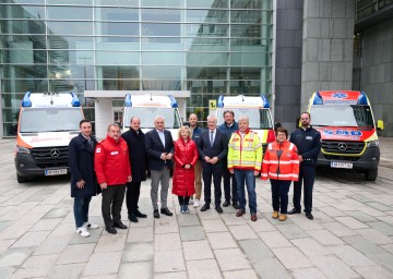 (v.l.n.r.) Vizepräsident NÖ Gemeindebund Bürgermeister Lambert Handl, Rotkreuz-Präsident Hans Ebner, Vizepräsident NÖ Gemeindevertreterverband Landtagsabgeordneter Rene Zonschits, Landesrat Martin Antauer, Landesrätin Eva Prischl, Notruf NÖ Geschäftsführer Christian Fohringer, Landesrat Anton Kasser, Notruf NÖ Geschäftsführer Josef Schmoll, Präsident des Arbeiter-Samariter-Bundes Niederösterreich Hannes Sauer, Johanniter Präsidiumsbeauftragte NÖ Anneliese Gottwald und SMD-Pressesprecher Nicolas Pock.