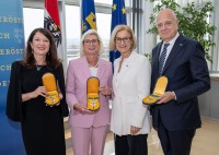 LH Mikl-Leitner überreicht „Silbernes Komturkreuz“ des Landes an Elisabeth Stadler, Susanne Höllinger und Wolfgang Mazal