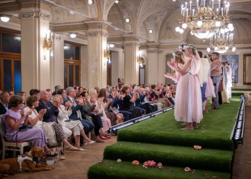 Landeshauptfrau Johanna Mikl-Leitner bei der Premiere der Theaterfestspiele Reichenau 2025 im Südbahnhotel am Semmering.