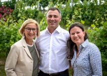 Landeshauptfrau Johanna Mikl-Leitner mit den Gastgeber-Winzern des Abends Bernhard und Stephanie Holzer.