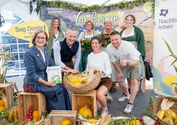 Landeshauptfrau Johanna Mikl-Leitner, Pamina Eigelsreiter (Projektleiterin „Nachbarschaft leben“ bei der Kultur.Region.Niederösterreich), Bürgermeister Martin Leonhardsberger, Bernadette Scharner, Karin Pichler, Waltraud Neureiter, GSUF-Obmann Tobias Perger und Sandra Frank (v.l.n.r.).