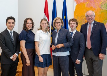 (v.l.n.r.) Florian Chen (University of Oxford), Susanne Schmalwieser (Lancaster University), Chiara Bammer (Royal Academy of Music London), Landeshauptfrau Johanna Mikl-Leitner, Benedikt Schrabauer (ETH Zürich) und LH-Stellvertreter Stephan Pernkopf.