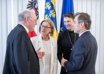 Landeshauptfrau Johanna Mikl-Leitner im Gespräch mit dem St. Pöltner Diözesanbischof Alois Schwarz, Superintendent Michael Simmer und dem Wiener Erzbischof Josef Grünwidl.