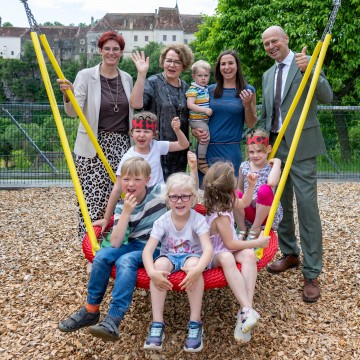 (v.l.n.r.): Kindergarteninspektorin Bettina Bacher, Familien-Landesrätin Christiane Teschl-Hofmeister, Kindergartenleiterin Steffi Holl und Bürgermeister Franz Fischer mit Kindern des Kindergartens Raabs. 