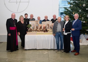 Bischof Alois Schwarz (l.), Dritte Landtagspräsidentin Elvira Schmidt (2. v. l.), Superintendent Michael Simmer (3. v. l.), Krippen-Landesverbandsobmann Otto Reisenbauer (4. v. l.) sowie Landeshauptfrau Johanna Mikl-Leitner (2. v. r.) und Landtagspräsident Karl Wilfing (r.) waren von der Krippe, die von Franz Wostalek (3. v. r.) und den Mitgliedern des Krippenvereins Vösendorf gestaltet wurde, begeistert.