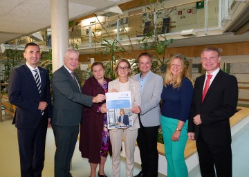(v.l.n.r.) Vorstand NÖ LGA Bernhard Kadlec, Landesrat Anton Kasser, Vorständin NÖ LGA Elisabeth Bräutigam, Landeshauptfrau Johanna Mikl-Leitner und von der Universität für Weiterbildung Krems der Vizerektor für Lehre und Studierende Stefan Oppl, die Leiterin des Departments für Wirtschaft und Gesundheit Eva Krczal und Studiengangsleiter Michael Ogertschnig.
