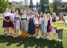 Gruppenfoto rund um Landeshauptfrau Johanna Mikl-Leitner mit der Dorfjugend Großaigen.