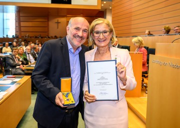 Landeshauptfrau Johanna Mikl-Leitner überreichte Franz „Niki“ Neunteufel, Eventgastronom, Kulturveranstalter und Inhaber des „Nikodemus“ in Purkersdorf, das „Silberne Ehrenzeichen für Verdienste um das Bundesland Niederösterreich“.