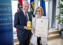 Landeshauptfrau Johanna Mikl-Leitner überreicht das Silbernen Komturkreuz des Ehrenzeichens für Verdienste um das Bundesland Niederösterreich an Universitätsprofessor Wolfgang Mazal.