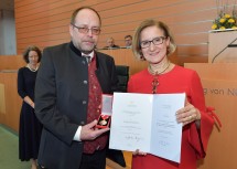Landeshauptfrau Johanna Mikl-Leitner übergab Wolfgang Skamrada aus Starzing (Bezirk St. Pölten Land) die „Goldene Medaille des Ehrenzeichens für Verdienste um die Republik Österreich“ für lebensrettende Erste Hilfe-Maßnahmen in einem Linienbus.