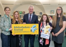 Landesrat Anton Kasser mit Mitarbeiterinnen von „Treffpunkt Bibliothek – Service des Landes NÖ für Bibliotheken“. 