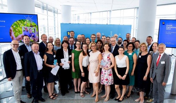 Gruppenfoto mit Landeshauptfrau