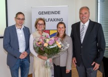 Lokalaugenschein in Zwölfaxing durch Landeshauptfrau Johanna Mikl-Leitner (2. v. l.), im Bild mit Vizebürgermeister Sebastian Zell (l.), Amtsleiterin Cornelia Rautner (2. v. r.) und Bürgermeister Walter Buxkandl (r.). Die Gemeinde Zwölfaxing modernisierte ihre öffentliche Beleuchtungsanlage und setzt dabei auf moderne, energieeffiziente und nachhaltige LED-Technologie.