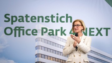 „Wo Flugzeuge abheben, hebt auch der Wirtschaftsstandort Niederösterreich ab“, sagte Landeshauptfrau Johanna Mikl-Leitner im Rahmen des Spatenstichs für den neuen Office Park 4 NEXT am Flughafen Wien-Schwechat.