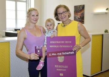 Landeshauptfrau Johanna Mikl-Leitner und Hanna Feix mit Josefine