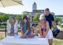 Für Nicole Trenz und ihre Kinder gab es auch einen ganz besonderen Platz auf dem Star of Fame der Schallaburg - Handabdruck und Stern werden dort bis zum Ende der Ausstellung gemeinsam mit den Stars der 80er zu sehen sein.