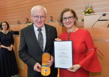 Landeshauptfrau Johanna Mikl-Leitner überreichte Hofrat i. R. Dipl. Ing. Ludwig Lutz, ehemaliger Leiter der Gruppe Wasser sowie ehemaliger Leiter der Abteilung Wasserwirtschaft beim Amt der NÖ Landesregierung, das Silberne Komturkreuz des Ehrenzeichens für Verdienste um das Bundesland Niederösterreich.
