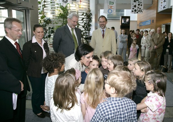 Kindergruppe singt mit LH Mikl-Leitner