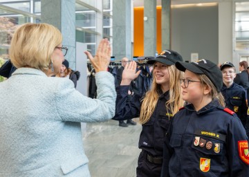 7. NÖ Freiwilligenmesse im Landhaus St. Pölten: Landeshauptfrau Johanna Mikl-Leitner begrüßt die Jungfeuerwehr-Frauen der Freiwilligen Feuerwehr Brand-Laaben.