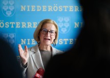 Landeshauptfrau Johanna Mikl-Leitner bei der Pressekonferenz nach „Wirtschaft und Arbeit im Dialog“.