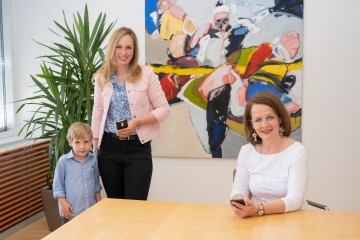Tobias und Katrin Walzl (von links) mit Bildungs- und Familien-Landesrätin Christiane Teschl-Hofmeister