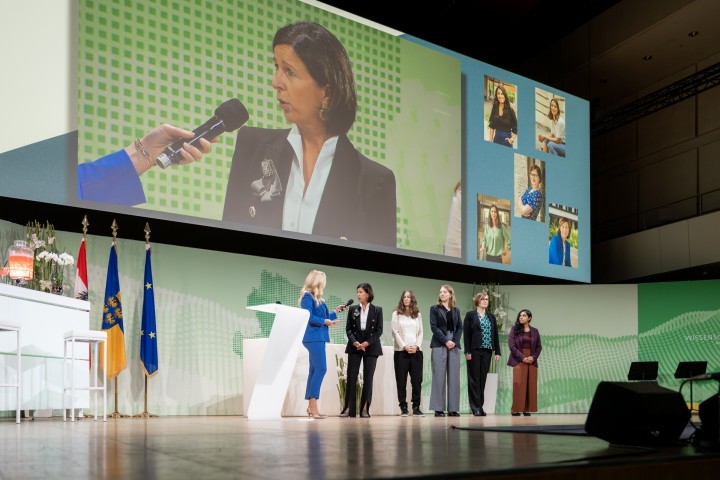 ...den Wissenschaft Zukunft Preisträgerinnen Karin Tengler, Catherine Rosenfeld und Jisha Puthenpurayil