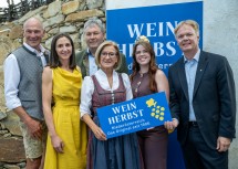 (v.l.n.r.) Hannes Steinacker (GF Tourismusdestination Weinviertel), Maria Wegscheider (Bio-Weingut Gruber-Röschitz), Leopold Müller (Vizepräsident NÖ Weinbauverband), Landeshauptfrau Johanna Mikl-Leitner, Weinkönigin Marie Huber und Michael Duscher (GF NÖ Werbung).
Fotocredits: NLK Khittl
