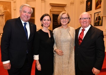 Landeshauptfrau Johanna Mikl-Leitner mit dem steirischen Landeshauptmann Hermann Schützenhöfer, der neuen Institutsleiterin Barbara Stelzl-Marx und dem Jubilar Stefan Karner.