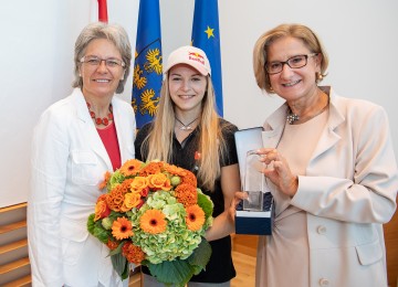 Weltmeisterin Jessica Pilz mit Landeshauptfrau Johanna Mikl-Leitner und Landesrätin Petra Bohuslav.