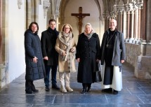 (v.l.n.r.) Heidlinde Grubhofer, Bezirkshauptfrau Lilienfeld, Bürgermeister Manuel Aichberger, Landeshauptfrau Johanna Mikl-Leitner, die britische Botschafterin Lindsay Skoll und Abt Pius Maurer.