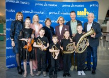 Geigerin Sophia und die „Hornados“ Peter, David, Annabelle und Sebastian mit (v.l.) Musikschullehrerin Liudmila Lugbauer, Tamara Ofenauer-Haas, Geschäftsführerin des MKM NÖ, Maria Jenner, Bundesfachbeirätin Musik der Jugend, Landeshauptfrau Johanna Mikl-Leitner, Musikschullehrer Anton Wagnes und Martin Lammerhuber, Geschäftsführer Kultur.Region.Niederösterreich.