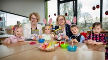 (v.l.n.r.) Emma Winter, Familien-Landesrätin Christiane Teschl-Hofmeister, Isabell Grießler, Landeshauptfrau Johanna Mikl-Leitner, Kassian Eicher und Greta Psick.