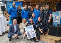 Österreichische Bundesforste Vorstandssprecher Georg Schöppl (vorne von links), Landeshauptfrau Johanna Mikl-Leitner und Bundesrat Karl Weber mit Mitarbeiterinnen und Mitarbeitern der Hochkar Bergbahnen.