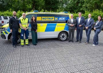 v.l.n.r. Christoph Holzhacker, Leiter der Fachabteilung, ACN Marco Schügerl, Senior Researcher PROSPECT Assma Hajji, Landesrat und NÖGUS-Vorsitzender Martin Antauer, die beiden Notruf Niederösterreich-Geschäftsführer Josef Schmoll und Christian Fohringer sowie die Medizinische Leiterin Nicole Kordina vor einem ACN-Einsatzfahrzeug.