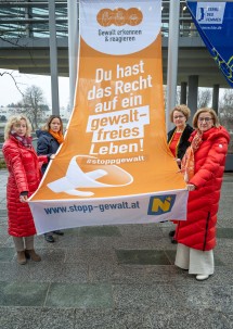 Landeshauptfrau Johanna Mikl-Leitner (re. vorne), Landesrätin Christiane Teschl-Hofmeister (re. hinten), Landesrätin Eva Prischl (li. vorne) und Elisabeth Cinatl, Vorsitzende des Netzwerks österreichischer Frauen- und Mädchenberatungsstellen (li. hinten), hissen die niederösterreichische Botschaftsfahne „Du hast das Recht auf ein gewaltfreies Leben“.