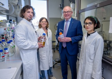 LH-Stellvertreter Stephan Pernkopf mit Prof. Andreas Mautner und seinem Team.