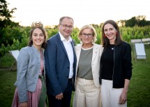 v.l.n.r.: Bundesweinkönigin Laura Hummel, Bürgermeister Christian Krottendorfer (Röschitz), Landeshauptfrau Johanna Mikl-Leitner und Winzerin Maria Wegscheider vom Weingut Gruber bei der Jubiläumsveranstaltung 15 Jahre „Tafeln im Weinviertel“. 