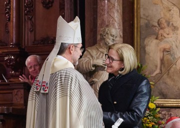 Landeshauptfrau Johanna Mikl-Leitner mit dem neuen Erzbischof von Wien, Josef Grünwidl.