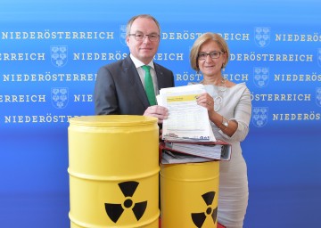 LH-Stellvertreter Stephan Pernkopf und Landeshauptfrau Johanna Mikl-Leitner präsentierten die erfolgreiche Bilanz der Unterschriftenaktion gegen grenznahe Atommüll-Endlager. (v.l.n.r.) 