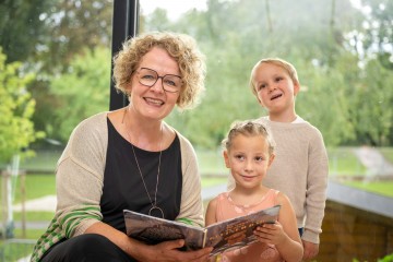Bildungs-Landesrätin Christiane Teschl-Hofmeister mit Emma Winter und Levi Holzer.